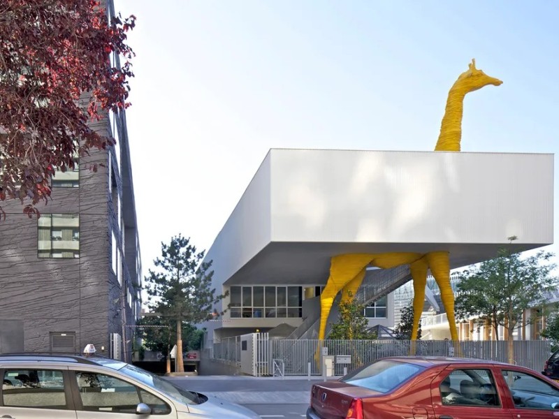 Create meme: giraffe childcare center (Paris, France), yellow giraffe, kindergarten "giraffe childcare centre, France