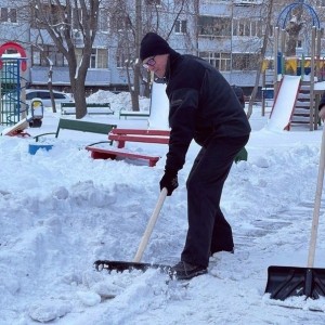 Создать мем: убирают снег, снег во дворе, чистка снега