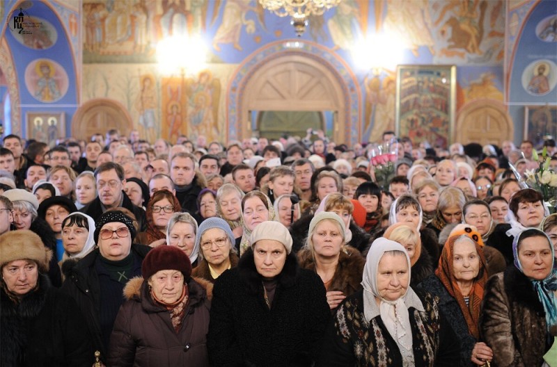 Создать мем: верующие, в церкви, в храме