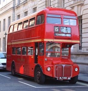 Создать мем: фото двухэтажного автобуса в лондоне, красный двухэтажный автобус в англии, красный двухэтажный автобус в лондоне