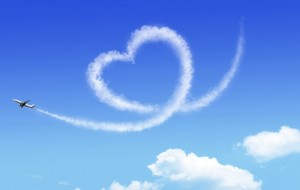 Создать мем: небо облака, голубое небо и самолет, самолет сердце