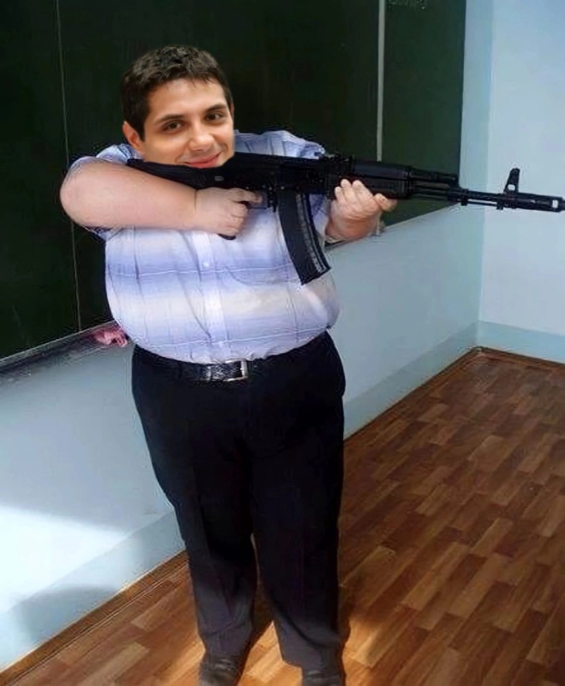 Толстый школьник с оружием