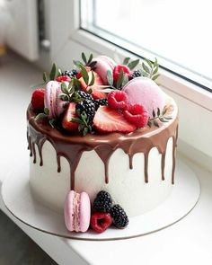 Создать мем: тортики без мастики, торт с цветами и ягодами, красивые тортики