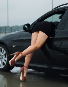 Создать мем: женские ножки, girl legs car, сексуальные девушки и автомобили