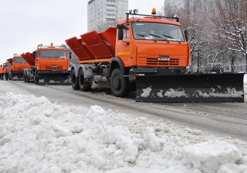 Трактор и камаз чистят снег