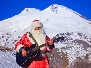 Создать мем: эльбрус с юга, встречаем новый год, santa claus