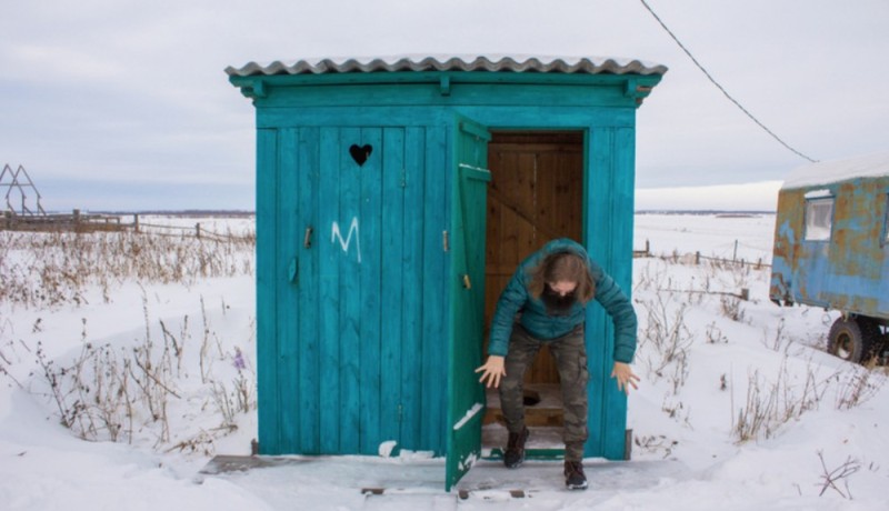 Создать мем: женский деревенский туалет, сельский туалет, туалет в деревне