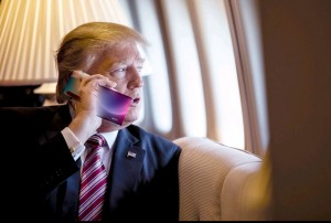 Создать мем: трамп звонит, трамп с телефоном, дональд трамп звонок