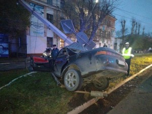 Создать мем: жуткие дтп, ночное дтп, марк 2 на столбе