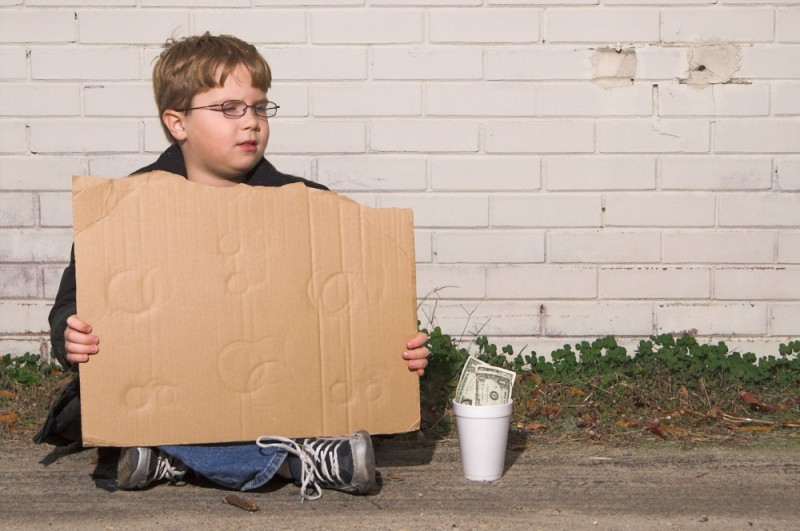Создать мем: картонка в руках, картонный мальчик, картонная коробка