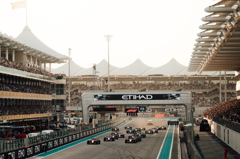 Создать мем: 2015 abu dhabi grand prix, 2021 abu dhabi grand prix, abu dhabi grand prix