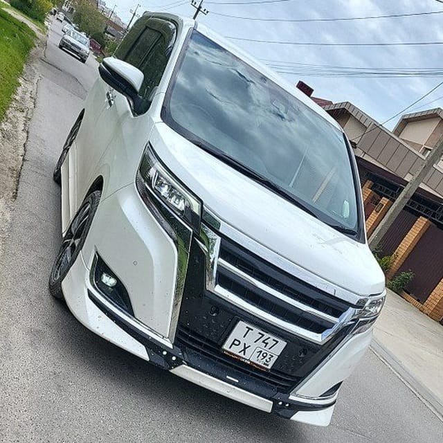 Create meme: toyota noah, toyota vellfire 2015 hybrid, toyota noah 2018