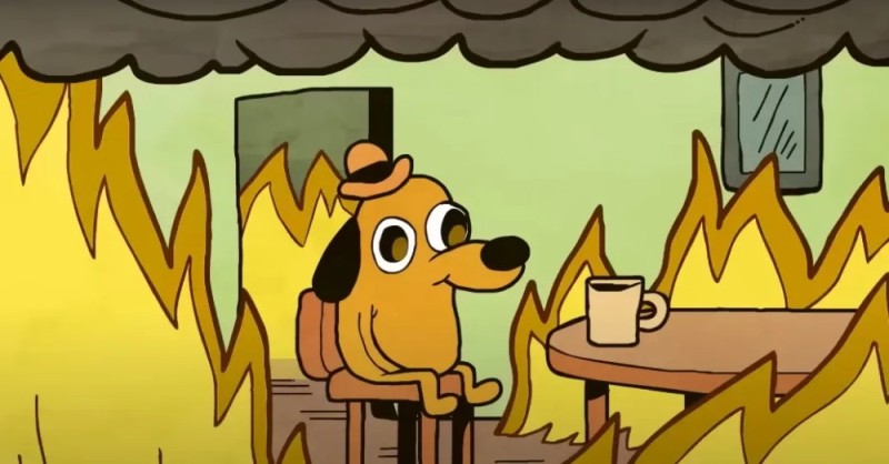 Создать мем: мем с собакой в огне, собачка в горящем доме мем, собака в горящем доме