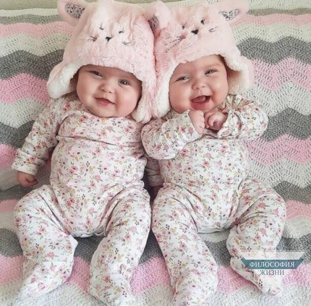 Create meme: egizak chakaloklar, twin babies, twin girls