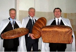 Создать мем: хлеб смешные картинки, прикольные фото хлеба и пекарен, большой батон