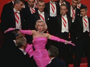 Создать мем: монро в окружении мужчин, мэрилин монро джентльмены предпочитают блондинок розовое платье, королева в окружении мужчин