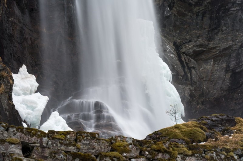 Создать мем: большой водопад, водопад, водопад скоугафосс исландия зимой
