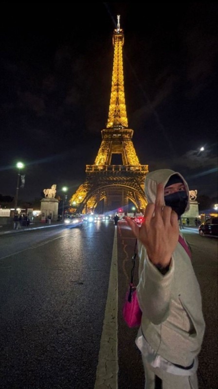 Create meme: eiffel tower, Eiffel Tower selfie, the Eiffel tower in Paris 