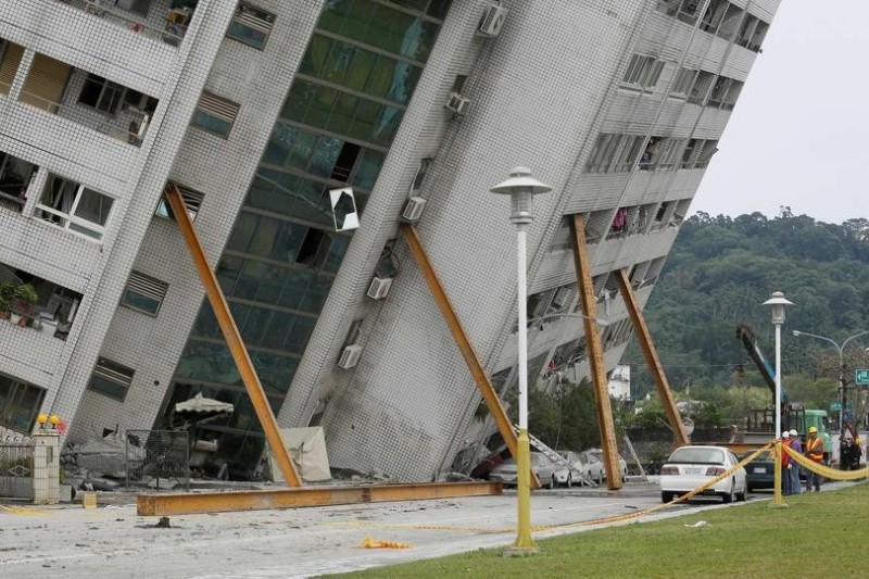 Создать мем: гостиница маршал тайвань землетрясение, падающий дом, землетрясение