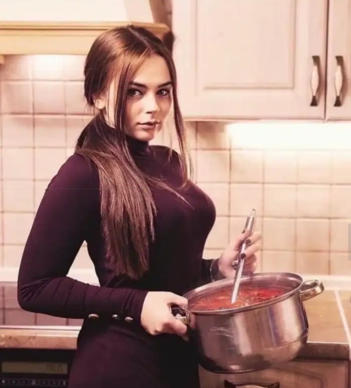 Create meme: cooking borscht, girl with a pot of borscht, cooked borscht