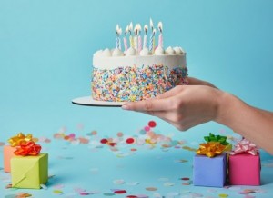 Создать мем: с днём рождения тортик, день рождения торт свечи, день рождения