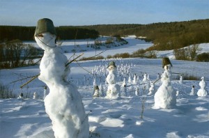 Create meme: Nikola Lenivets snowmen, army of snowmen, snowman