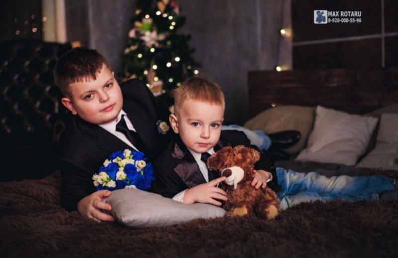Create meme: boy , people , new year's family photo shoot