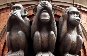 Создать мем: мудрая обезьяна, три мудрые обезьяны, три мудрых обезьяны скульптура японии