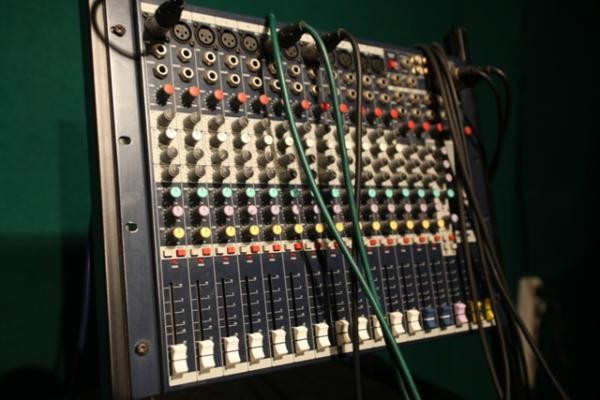 Создать мем: soundcraft epm8 микшерный пульт, микшерный пульт soundcraft epm12, пульт микшерный