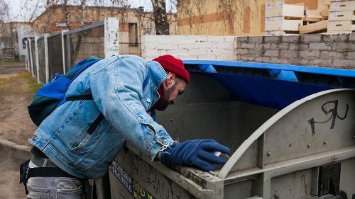 Создать мем: раздельный сбор мусора, сбор мусора, бомж в мусорном баке