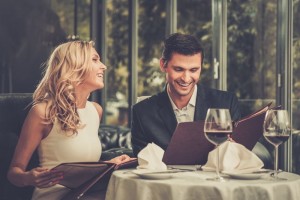 Создать мем: мужчина в ресторане, фотосъемка в кафе, парень и девушка в ресторане