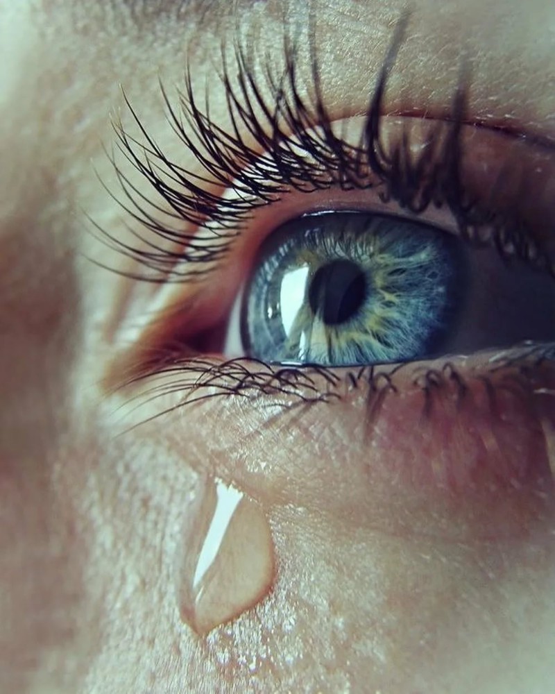 Заплаканные голубые глаза