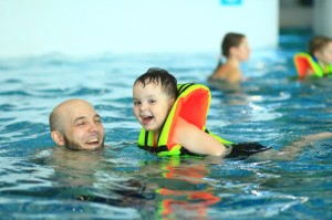 Создать мем: дельфинотерапия, папа с ребенком в бассейне, детский бассейн