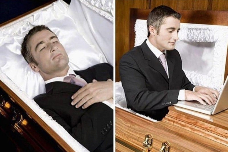 Создать мем: мужчина в гробу с ноутбуком, человек в гробу мем, лежит в гробу