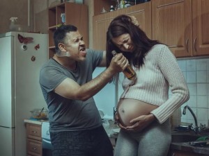 Создать мем: фотосессия беременности, беременная женщина и ее муж, беременный