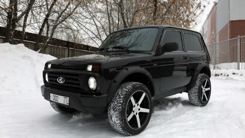 Lada niva travel black