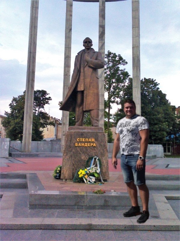 Create meme: monument to stepan bandera in Kiev, monument to Stepan Bandera (Ternopil), monument to Stepan Bandera in Lviv