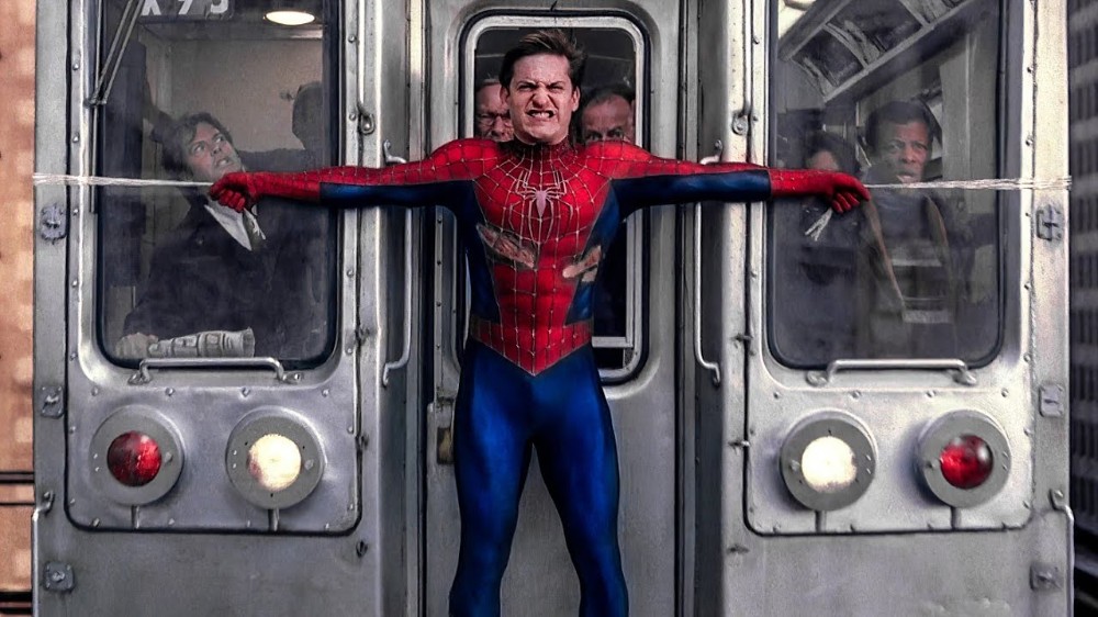 Spider man the train he couldn t. Питер Паркер спас поезд. Тоби Магуайр держит поезд. Тоби Магуайр человек паук 2.