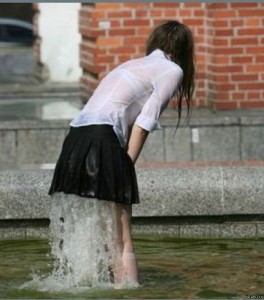 Сексуальная Сара играет возле фонтана, обнажая свою киску в обнаженном виде под юбкой