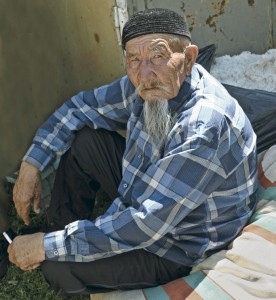 Создать мем: азиатский старик, старый казах, казахские аксакалы