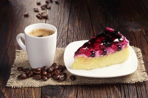 Создать мем: кофе с ягодным пирогом, красивый кофе, кофе и кусочек пирога