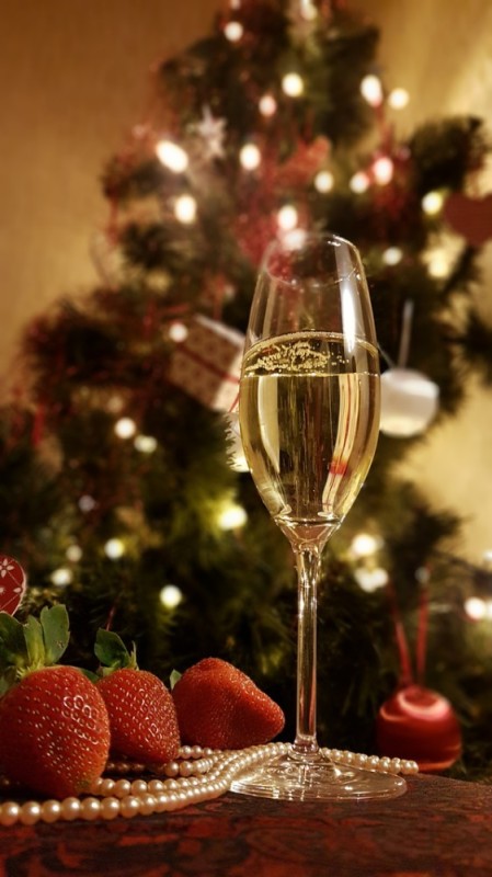 Create meme: champagne for the new year, a glass of champagne with strawberries, champagne strawberries