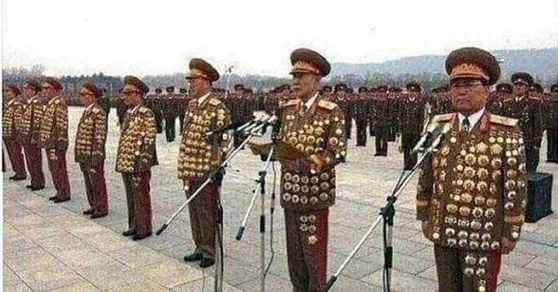 Создать мем: армия северной кореи, корейские генералы в орденах, генералы северной кореи