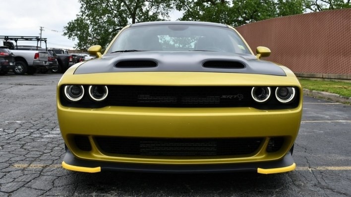 Создать мем: Dodge Challenger III, додж челленджер срт, додж челленджер желтый