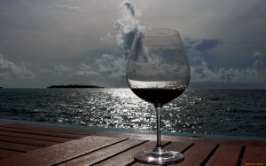 Создать мем: бокал вина на море, шампанское на берегу моря, бокал на фоне моря