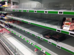 Создать мем: пустые полки молочных продуктов, супермаркет полупустые полки, пустые полки