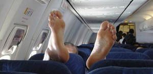 Создать мем: ноги девушки в самолете, в салоне самолета, люди в самолете