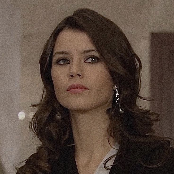 Create meme: Beren Saat actress, a frame from the movie, Beren Saat Yasemin