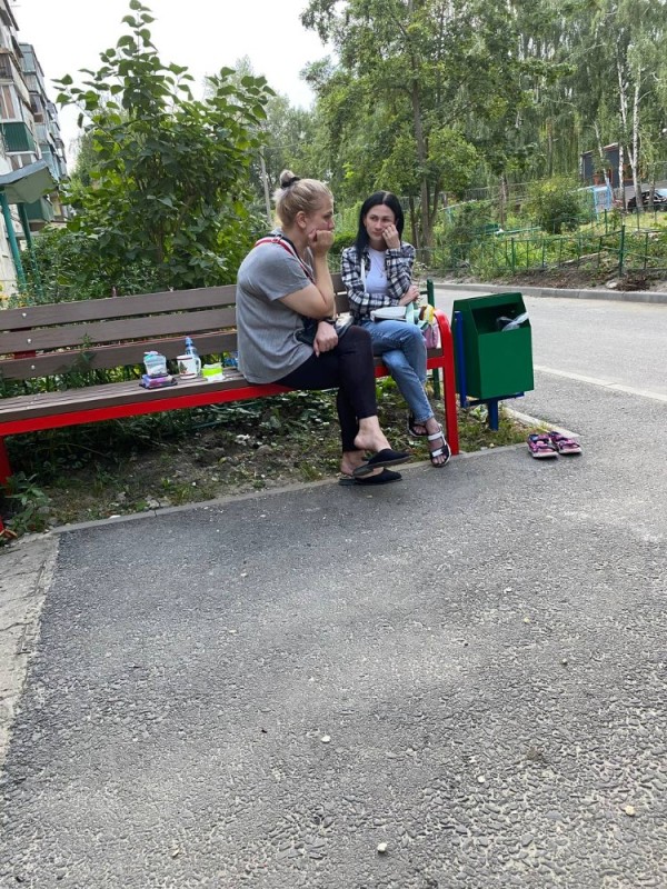 Создать мем: сбор мусора, мусорные баки, площадка на улице