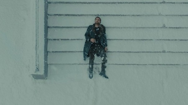 Create meme: bladerunner 2049, blade runner ryan gosling, Ryan Gosling Blade Runner 2049 lies in the snow